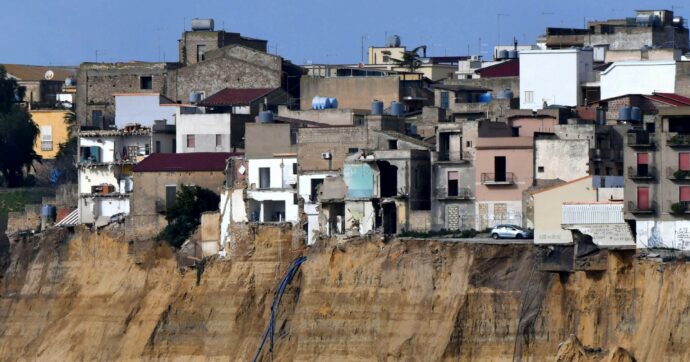 Niscemi, 99 famiglie sfollate. Ciciliano: “La frana rallenta”