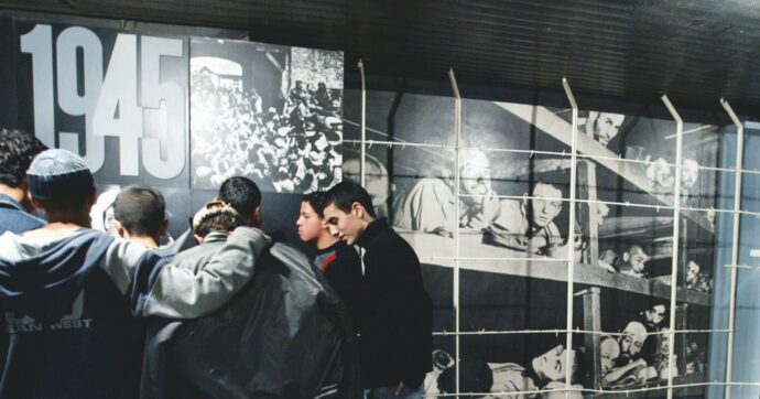 Saluti nazisti in classe, indagati cinque minori