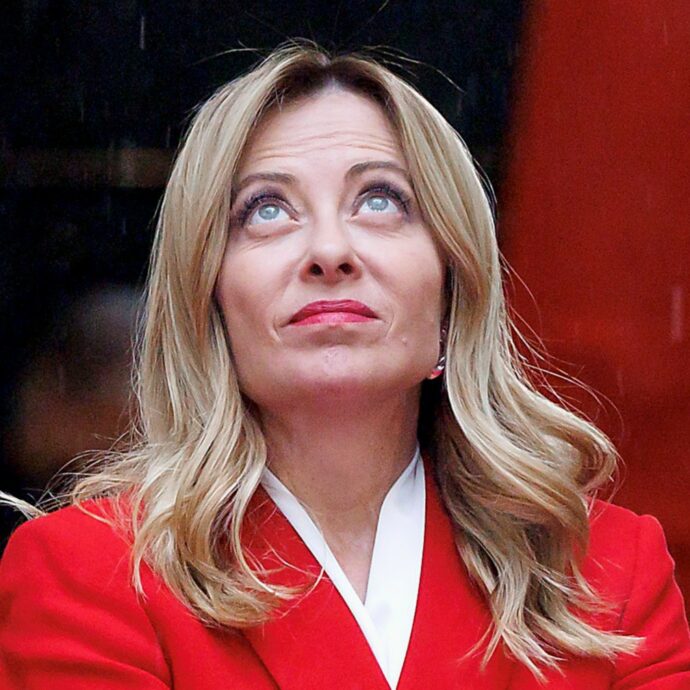 Giorgia Meloni smentisce la sua presenza all’Ariston: “Il FantaSanremo è un gioco per gli appassionati del Festival. Le notizie dovrebbero restare nel mondo reale”. Renzi: “Bene, ora verrà in Parlamento a discutere di tasse e sicurezza?”