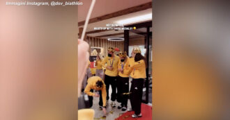 Copertina di Cordini staccati e medaglie che cadono a terra: “Si rompono”. L’ironia (e l’ira) degli atleti di Milano-Cortina – Video