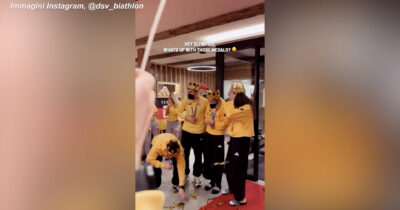 Copertina di Cordini staccati e medaglie che cadono a terra: “Si rompono”. L’ironia (e l’ira) degli atleti di Milano-Cortina – Video