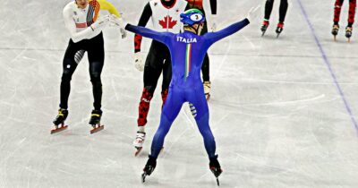 Copertina di “L’italiano in qualche modo riesce sempre a venire fuori. È un progetto partito tanti anni fa”: Pietro Sighel spiega il trionfo azzurro nello short track