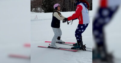 Copertina di Snoop Dogg a lezione di sci a Cortina con una maestra d’eccezione: le immagini del debutto – Video