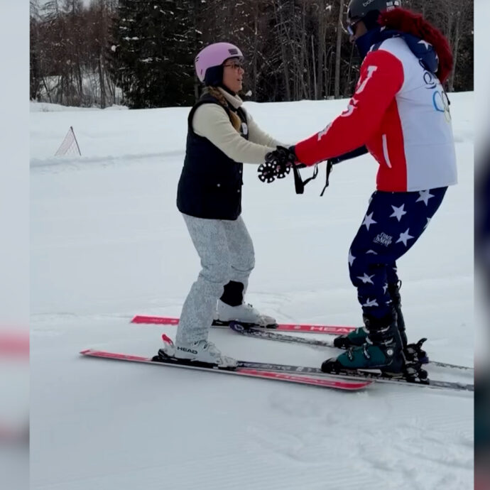 Snoop Dogg a lezione di sci a Cortina con una maestra d’eccezione: le immagini del debutto – Video