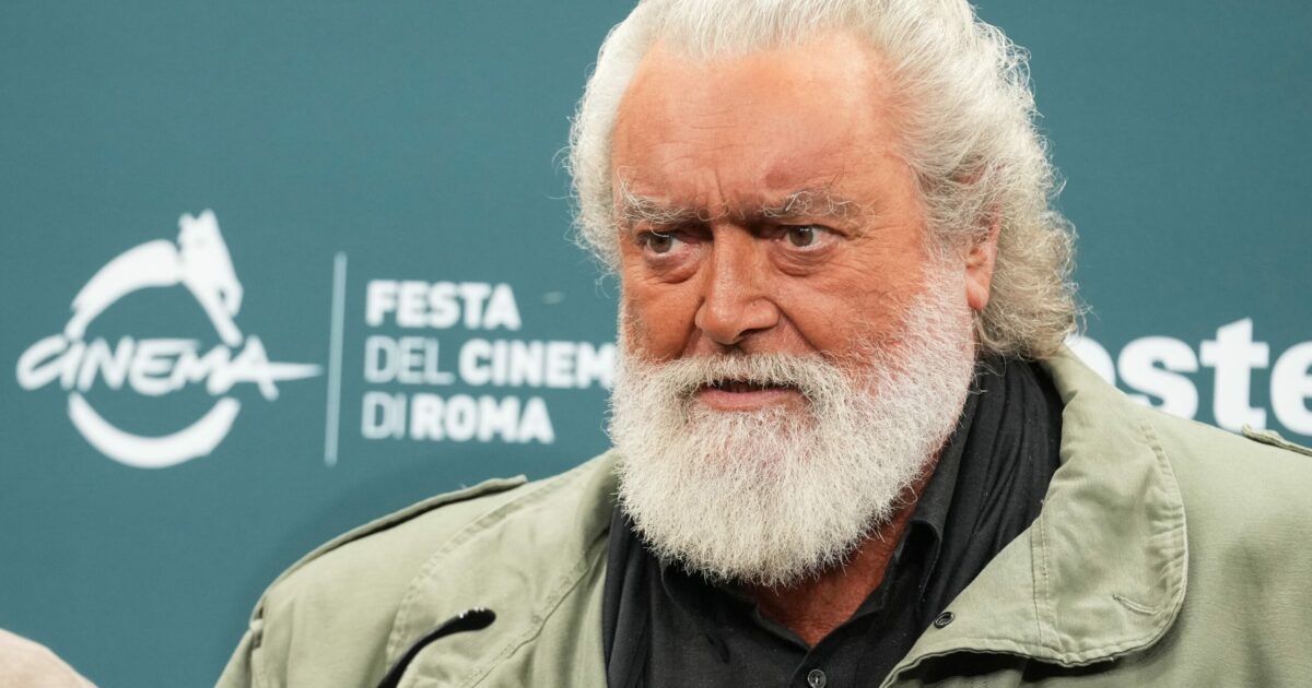 “Silvio Berlusconi mi fa: ‘Voglio scendere in campo, che ne pensi?’.  Mi sono cag**o addosso. Demolire San Siro? È come il ponte sullo Stretto di Messina, non serve a niente”: parla Diego Abatantuono