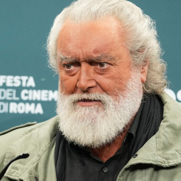 “Silvio Berlusconi mi fa: ‘Voglio scendere in campo, che ne pensi?’.  Mi sono cag**o addosso. Demolire San Siro? È come il ponte sullo Stretto di Messina, non serve a niente”: parla Diego Abatantuono