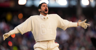 Copertina di Scoppia il giallo su Bad Bunny: regala la maglietta della performance al Super Bowl ai dipendenti di Zara, ma compaiono in vendita su Vinted a mille euro