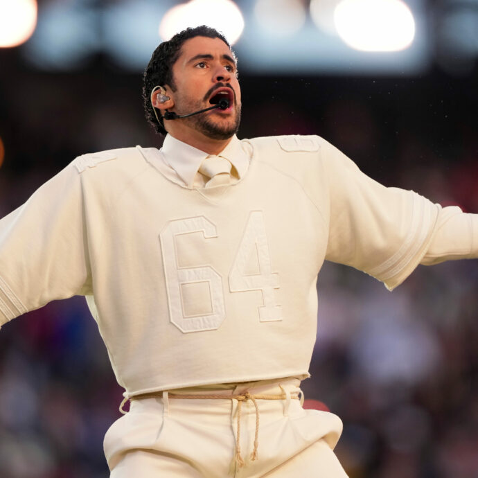 Scoppia il giallo su Bad Bunny: regala la maglietta della performance al Super Bowl ai dipendenti di Zara, ma compaiono in vendita su Vinted a mille euro
