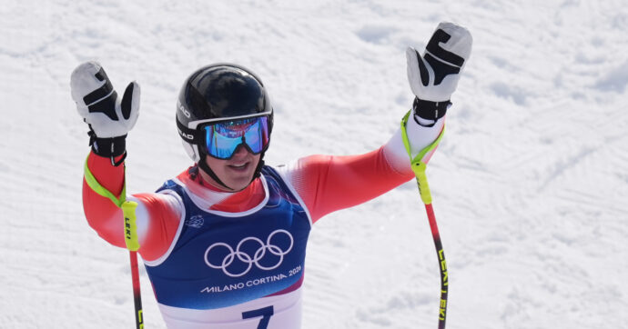 Olimpiadi, lo svizzero von Allmen fa la storia: con la vittoria in super-g conquista tre medaglie d’oro nella stessa edizione