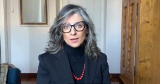 Copertina di La Francia chiede le dimissioni di Francesca Albanese da relatrice Onu: “Accusa Israele come popolo”. Ma non è vero – Il video