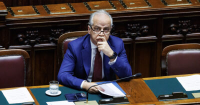 Copertina di “Blocco navale? No, fumo negli occhi”. Il giurista sul ddl del governo: “Inutile e contrario alla Convenzione ONU”