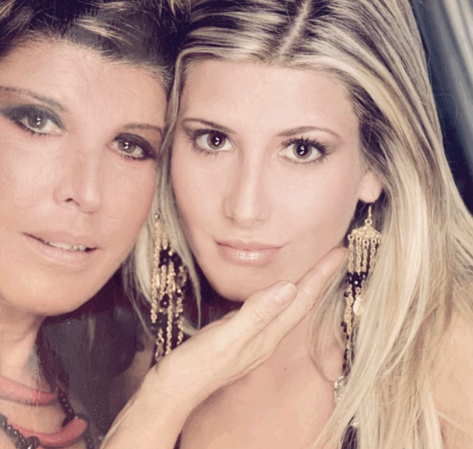 “Per il funerale niente fiori, ma un angolo per le donazioni a favore dei bambini malati. È ciò che avrebbe voluto”: Giada sull’ultimo saluto alla mamma Patrizia De Blanck