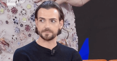 Copertina di “Mi sottoporrò a un intervento per ridurre la lassità cutanea. Purtroppo anche se faccio palestra non risolvo”: lo rivela Valerio Scanu a Caterina Balivo