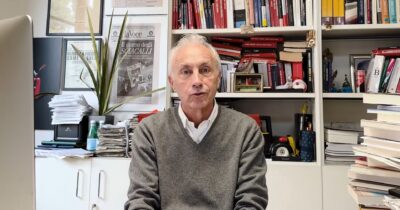 Copertina di “Difendiamo il diritto al dissenso. Insieme”: Marco Travaglio invita i lettori ad abbonarsi a il Fatto Quotidiano ad un prezzo speciale