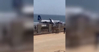 Copertina di Aereo precipita in mare poco dopo il decollo: lo schianto vicino alla riva – Video