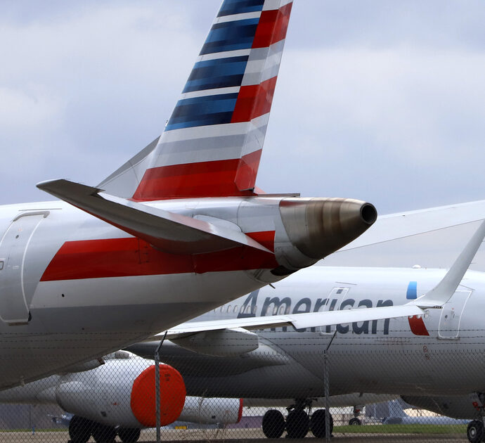 “Forse ha le allucinazioni, ha appena morso un passeggero e sta cercando di picchiare tutti”: a bordo dell’aereo scoppia il caos, pilota costretto a lanciare l’allarme alla torre di controllo