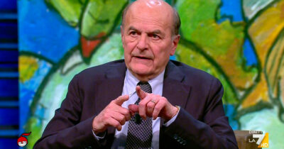 Copertina di Referendum, Bersani a La7: “Delmastro attacca i magistrati e alle spalle ha il ritratto di Falcone e Borsellino? Roba da matti, ragazzi”