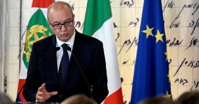 Copertina di La circolare di Valditara spaventa le scuole: stop a dibattiti e film su Gaza