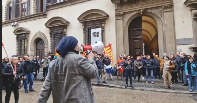 “Soldi alla casta, tagli a noi”, sit-in  contro il dem Giani