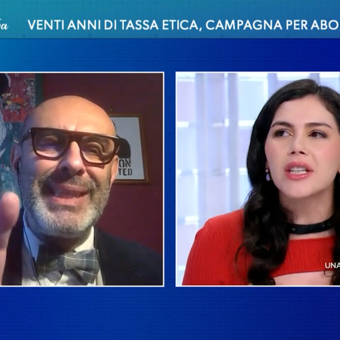 Scontro tra Valentina Nappi e Pillon su La7: “Come si fa a paragonare il gioco d’azzardo al porno? È antiscientifico. Uno si può fare una se*a?”