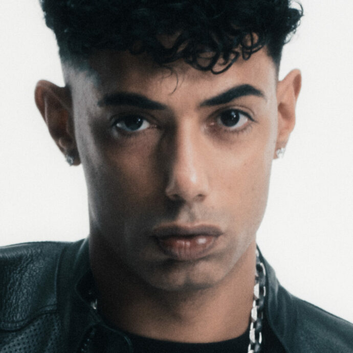 “Il denaro non va demonizzato. Meglio studiare o lavorare? Non lo so, difficile avere una stabilità. Sono stato in terapia perché arricciavo i capelli con le mani”: così Pyrex