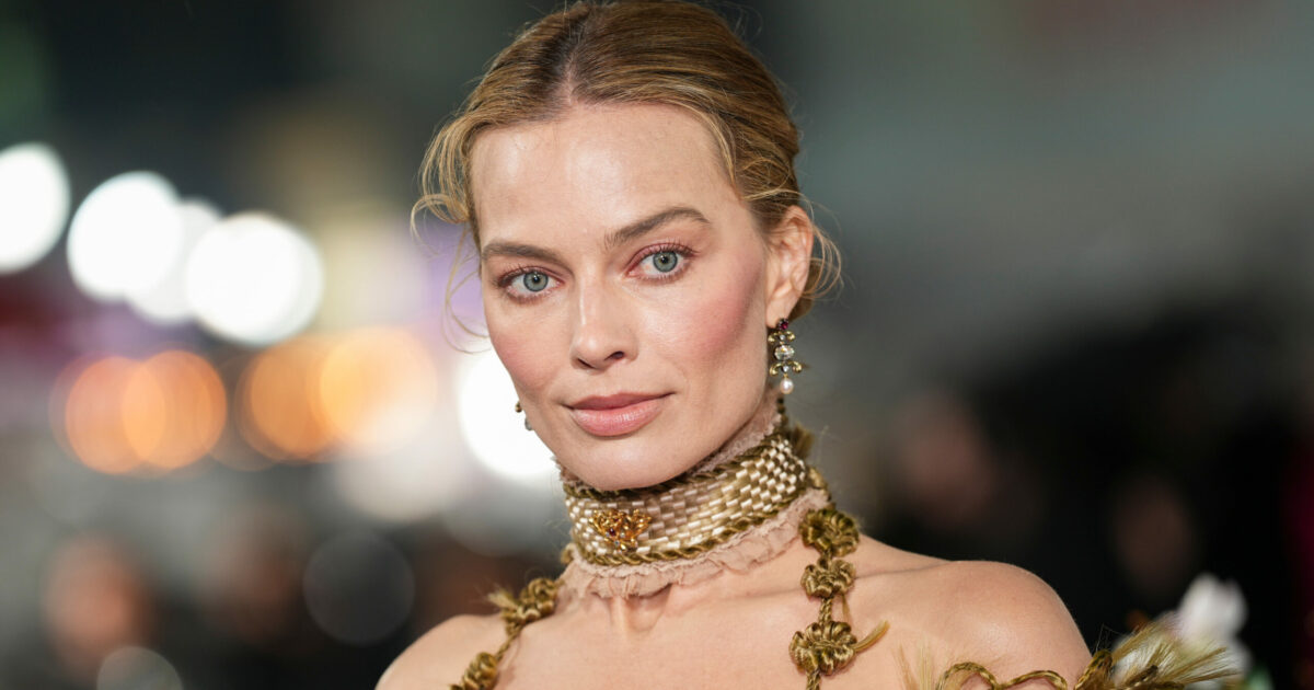 “Un collega mi ha regalato un libro per dirmi di perdere peso. Cosa gli ho risposto? Vaffa**lo amico”: lo rivela Margot Robbie, star di “Cime Tempestose”