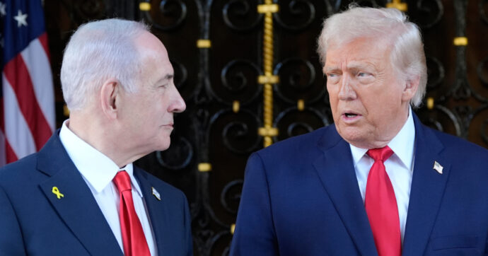 Trump delude Netanyahu sull’Iran: “Continuiamo a negoziare”. Ma “invia una seconda portaerei in Medio Oriente”