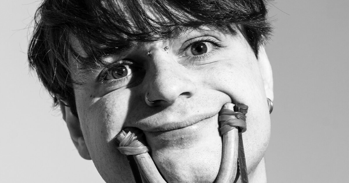 “Fabri Fibra mi detto ‘spingi, fai incazzare, ma in maniera un po’ paracula’. Se parli di certe cose vieni etichettato di Sinistra, ma non me ne frega un c***o”: così Cuta