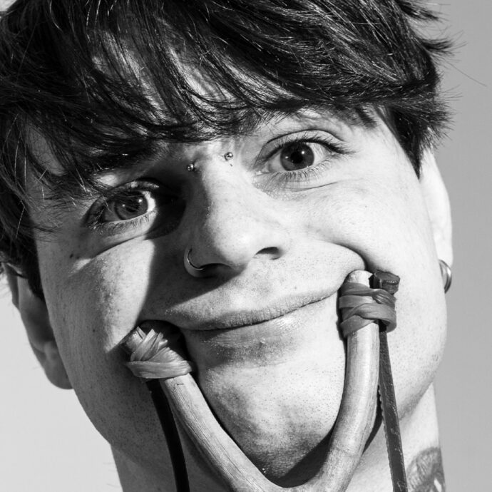 “Fabri Fibra mi detto ‘spingi, fai incazzare, ma in maniera un po’ paracula’. Se parli di certe cose vieni etichettato di Sinistra, ma non me ne frega un c***o”: così Cuta