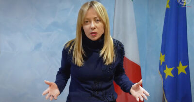 Copertina di Meloni e il blocco navale “compatibile con le regole Ue”. Perché non è vero e perché la sua legge non può bloccare le Ong