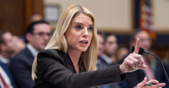 Copertina di Caso Epstein, la procuratrice Bondi in difficoltà al Congresso: “Ghislaine Maxwell muoia in cella”