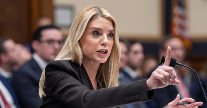 Caso Epstein, la procuratrice Bondi in difficoltà al Congresso: “Ghislaine Maxwell muoia in cella”