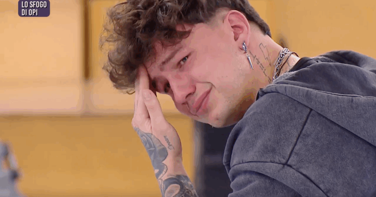 “Non so cosa ho addosso, non capisco. Fino a tre anni fa ho buttato via la mia vita”: crisi di pianto per Opi ad “Amici di Maria De Filippi” – IL VIDEO