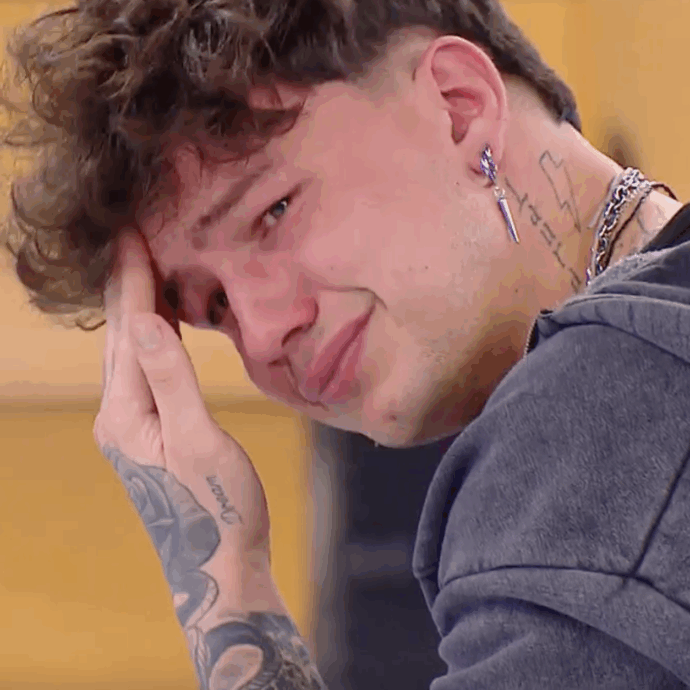 “Non so cosa ho addosso, non capisco. Fino a tre anni fa ho buttato via la mia vita”: crisi di pianto per Opi ad “Amici di Maria De Filippi” – IL VIDEO