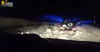 Copertina di Bufera di neve sull’Etna, cinque persone restano bloccate con le auto: soccorse dalla Gdf – Video