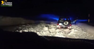Copertina di Bufera di neve sull’Etna, cinque persone restano bloccate con le auto: soccorse dalla Gdf – Video