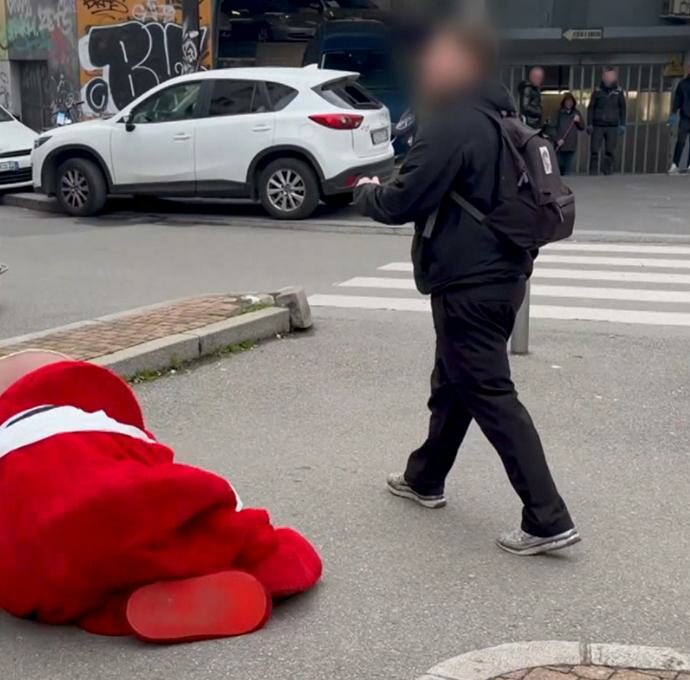 Botte al Gabibbo: il pupazzone rosso di Striscia la Notizia spintonato e buttato a terra a Milano. Cosa è accaduto