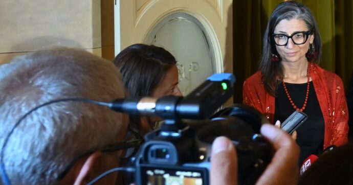 Se il falso diviene vero. Il giornalismo pieghevole – Il caso di Francesca Albanese e l’attacco della Francia