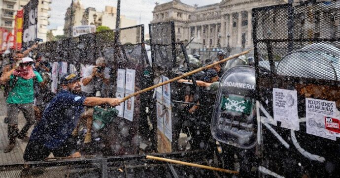 Ok del Senato argentino al ddl di riforma del mercato del lavoro voluto da Milei: più ore e meno diritti. Proteste in piazza