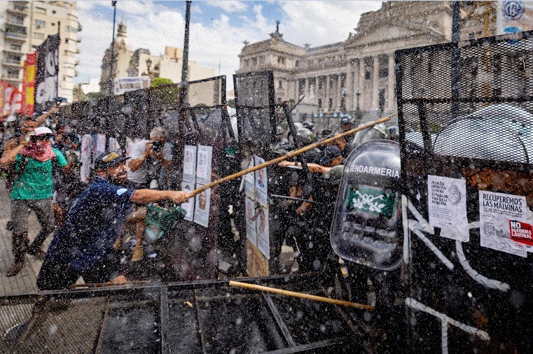 Ok del Senato argentino al ddl di riforma del mercato del lavoro voluto da Milei: più ore e meno diritti. Proteste in piazza