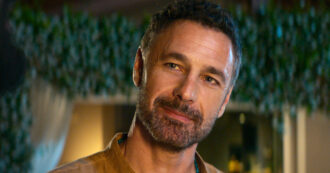 Copertina di “A volte si rispetta di più il concetto di matrimonio, tralasciando stessi. Il telefono è il terzo incomodo in una coppia”: così Raoul Bova sull’amore