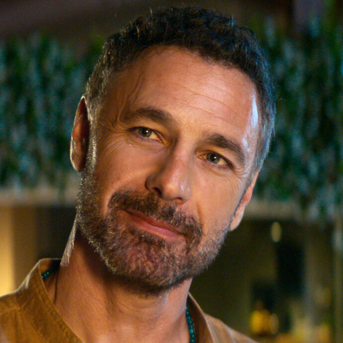 “A volte si rispetta di più il concetto di matrimonio, tralasciando stessi. Il telefono è il terzo incomodo in una coppia”: così Raoul Bova sull’amore