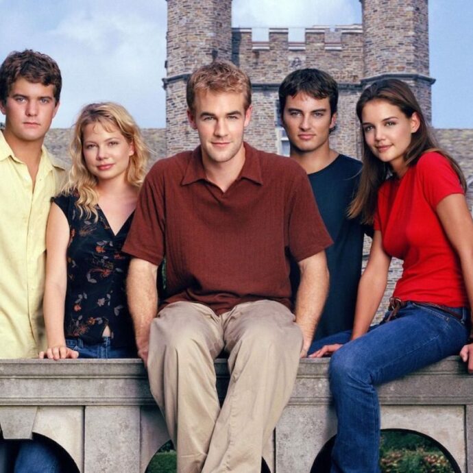 “James Van Der Beek era unico e ci mancherà”: il cordoglio del cast di “Dawson’s Creek”. Katie Holmes: “Abbiamo condiviso risate, vita e avventure”