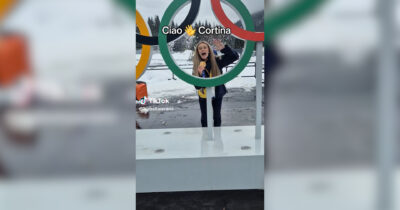 Copertina di “Bella ciao” per salutare Cortina: l’atleta svedese oro nel curling doppio misto lascia le Olimpiadi e omaggia così l’Italia – Video