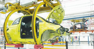 Copertina di Auto italiana in panne:  produzione ai minimi e fuga di investimenti