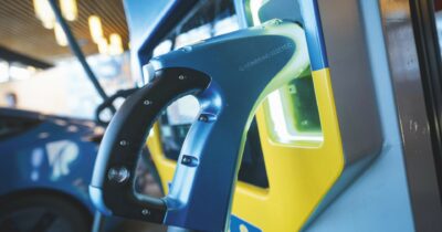 Copertina di Così l’elettrico  non tira: i marchi  cambiano i piani e rallentano