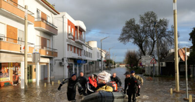 Copertina di Portogallo sfiancato dalla tempesta Kristin, la ministra degli Interni costretta a dimettersi. E il decreto sugli aiuti è fermo