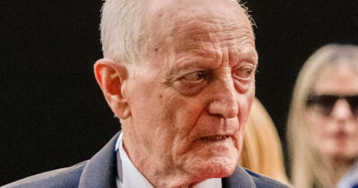 Copertina di “Dopo la morte di Gianni Versace ci davano per falliti. Eravamo due cose imperdonabili: ricchi e calabresi. Mia sorella Donatella Versace? Era l’assistente e la sorella minore di un genio”: parla Santo