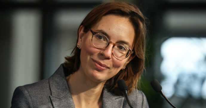 Francia, Macron mette una ministra a capo della Corte dei Conti. E’ polemica: “Occupa istituzioni prima di andare via”