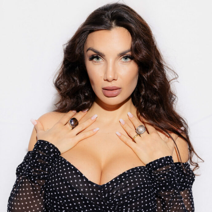 “A Sanremo 2026 con l’aerosol e il burro di noccioline che amo. Ho paura di febbre e bronchite, vado in giro con la mascherina”: lo rivela Elettra Lamborghini